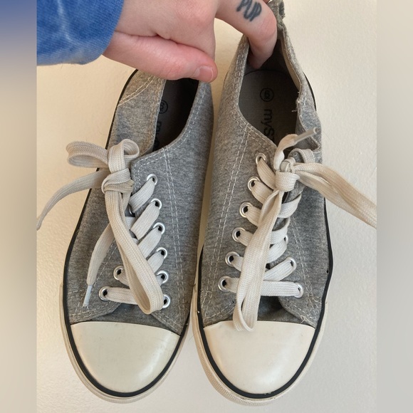 mySTYLE Grey “Converse Style” Running Shoes Women’s 6 US (Sneakers) - Picture 2 of 5